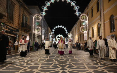 IN PROCESSIONE CON LA KEFIAH SULL’ABITO TALARE. DON ALESSIO: “E’ SIMBOLO DI SOLIDARIETÀ, GIUSTIZIA E PACE: COMUNICATO STAMPA